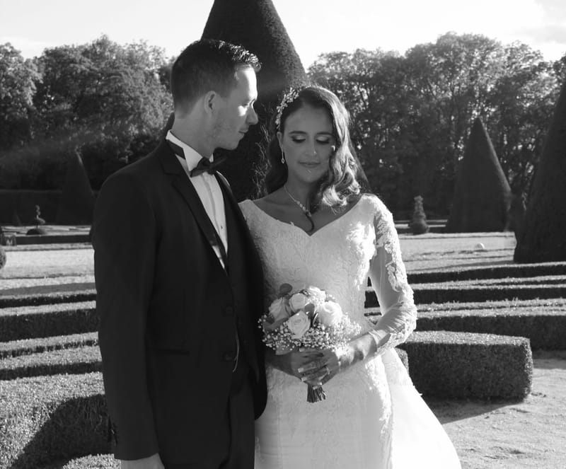 Portrait des mariés dans le parc, en noir et blanc